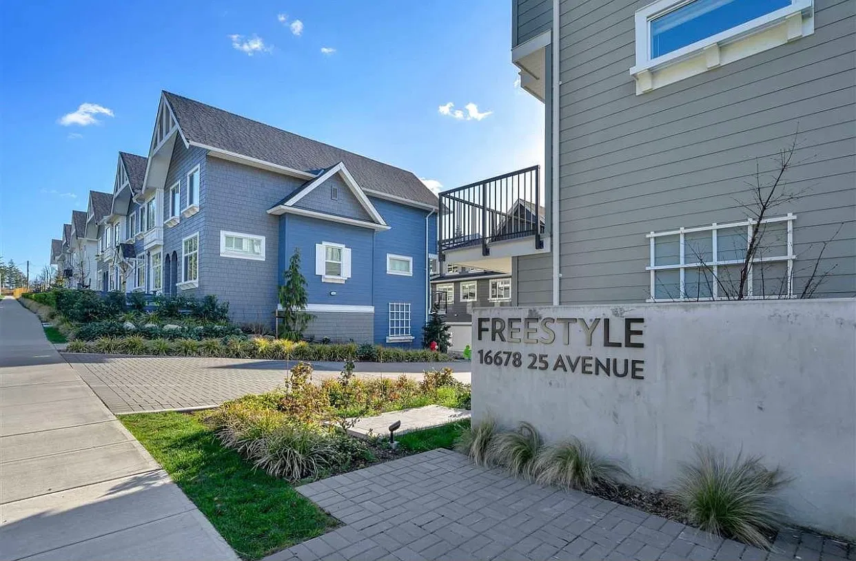 (ID#118) South Surrey 4BR Townhouse — Photo 1