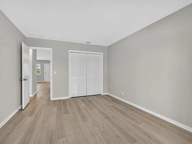 42 Easthampton B — Photo 17