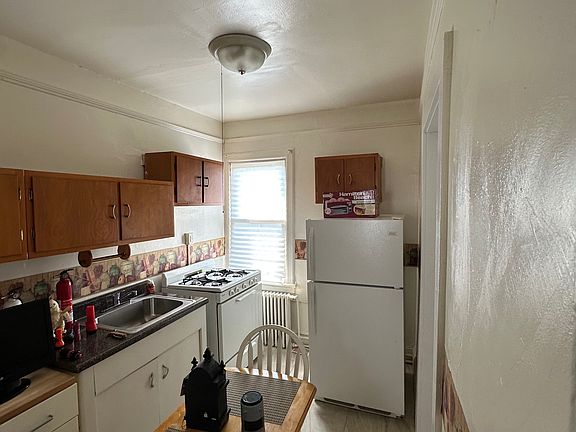 4th image of 383 Ashford Ave #2R