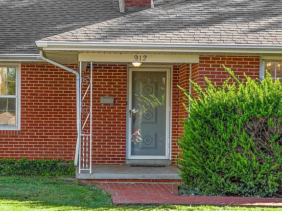 4th image of 912 W Main St