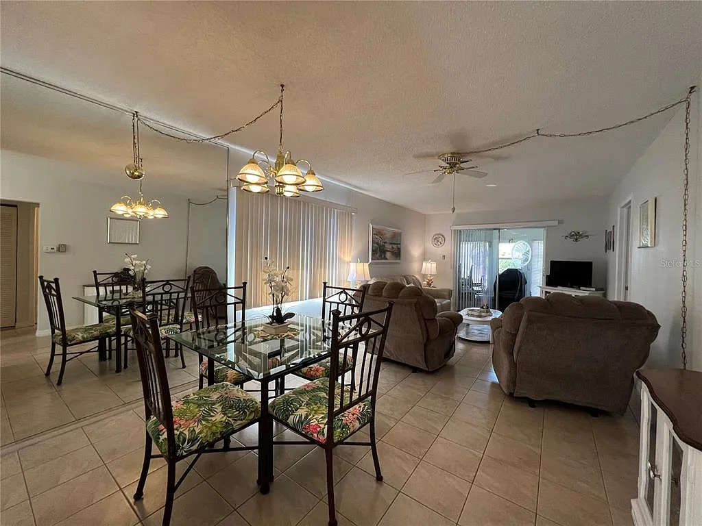 2 bed, 2.0 bath, 923 sqft, $2,100 — Photo 2