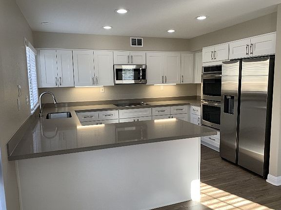 Spacious kitchen with doble oven