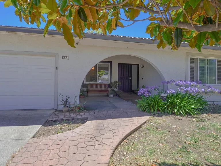 1321 Astoria Dr — Photo 1