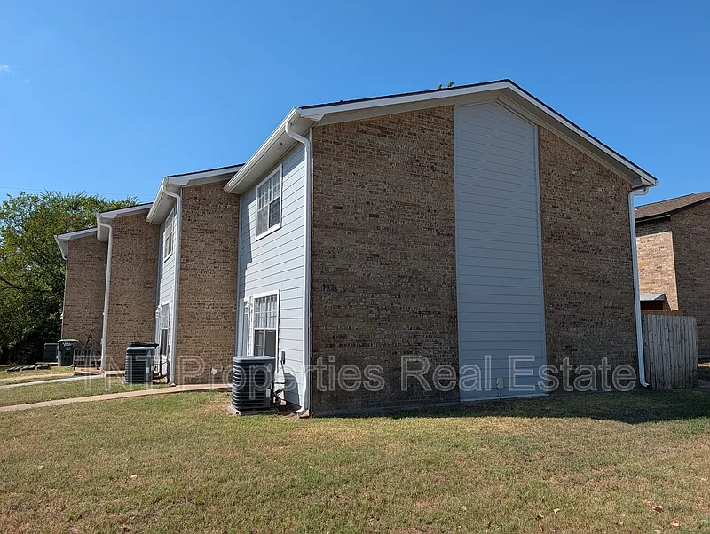 2 bed, 1.0 bath, 1044 sqft, $875 — Photo 1