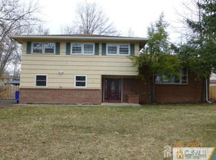 2 Ventnor Dr, Edison, NJ 08820