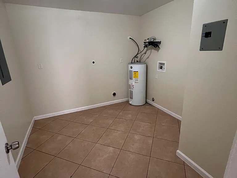 372 Azalea Dr — Photo 3