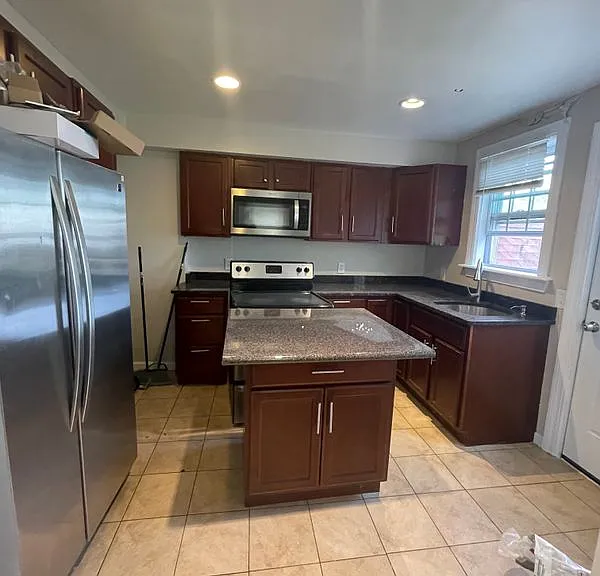 398 Wellington Ave — Photo 3