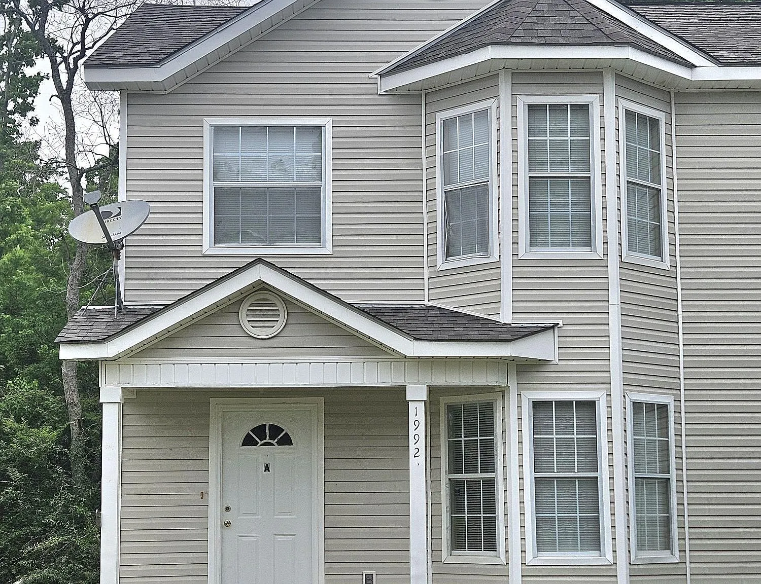 3 bed, 1.5 bath, 2392 sqft, $1,400 — Photo 1