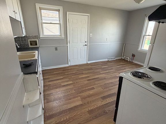 5th image of 24593 Wilmot Ave