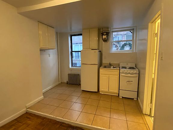 3rd image of 420 W 56th St APT 7