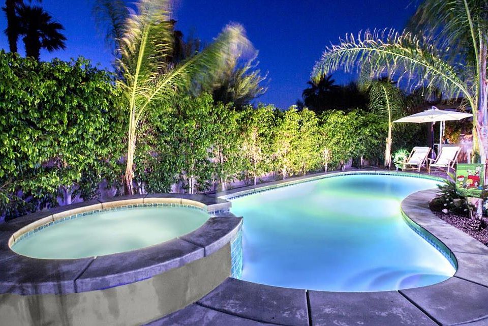 Beautiful front yard with secluded pool, jacuzzi, barbecue a