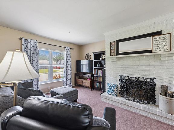 4th image of 702 Village Square Dr