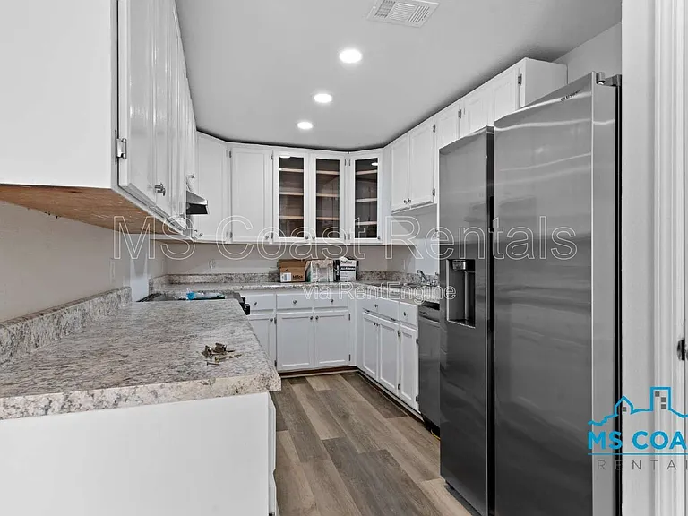 340 Hiller Dr — Photo 6