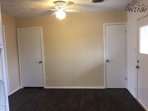 4th image of 303 Skelly Dr
