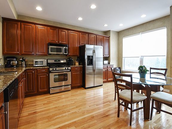 5th image of 328 W Wood St
