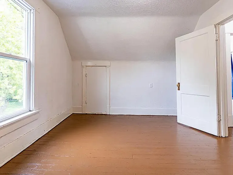 913 W McClure Ave — Photo 5