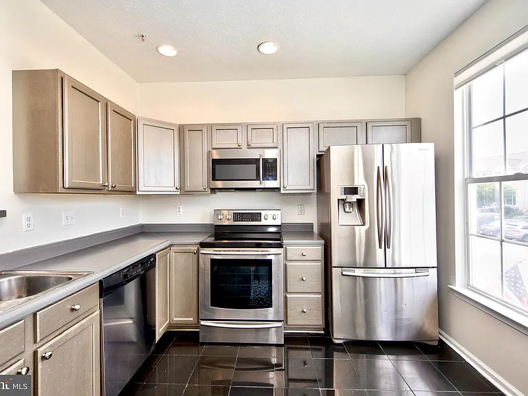 130 Spencer Cir — Photo 3