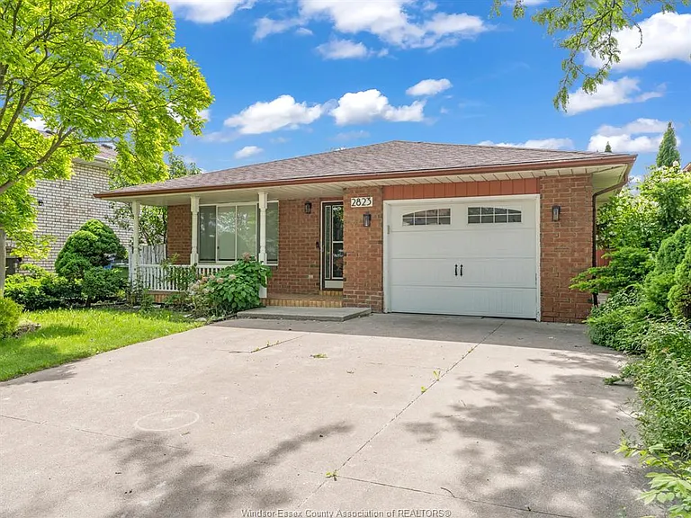 2823 Garvey Cres — Photo 4