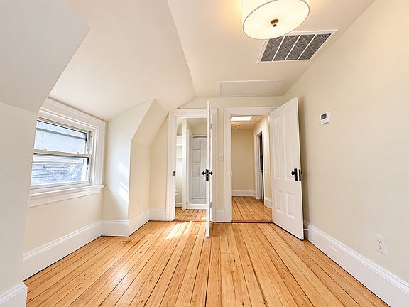 4th image of 109 Bowen St #4