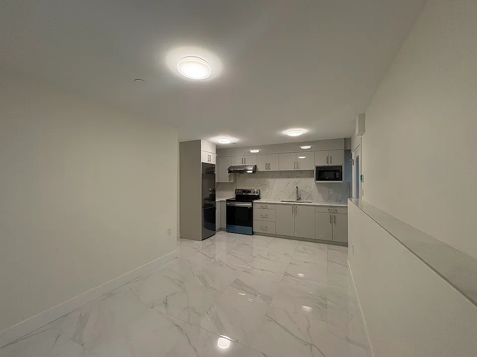 2422 E 53rd Ave