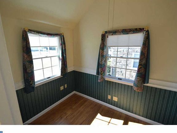 5th image of 270 Woolston Dr