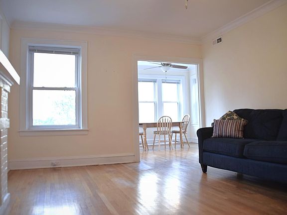 3rd image of 3011 W Sunnyside Ave #1