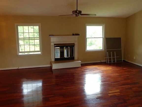 4th image of 1339 Bloomingdale Pike