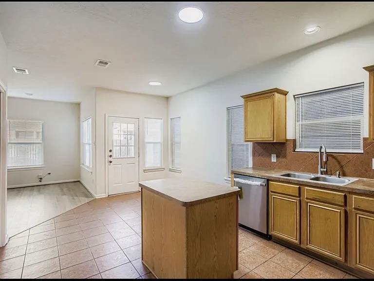 826 Forest Hillside Ln — Photo 6