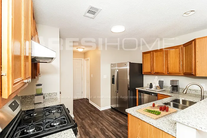 3 bed, 2.5 bath, 1425 sqft, $1,720 — Photo 2