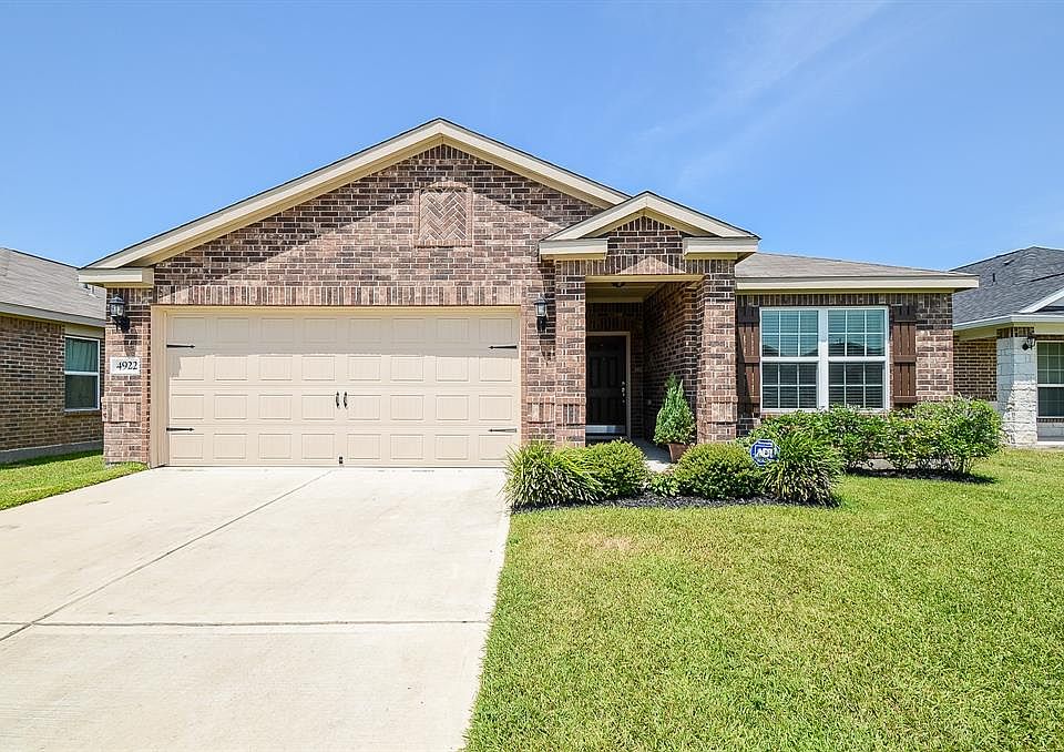 Beautiful starter home built in 2015! 3 sided brick and located on a large lot!