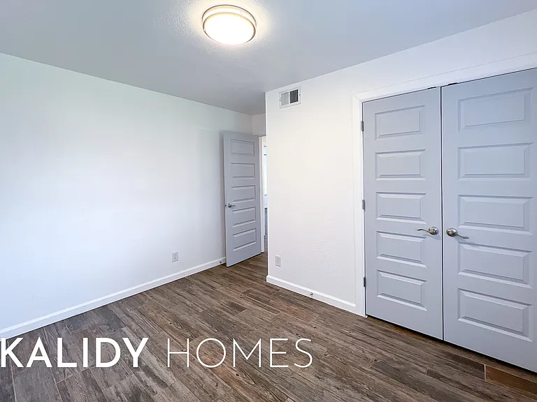 402 W Fairchild Dr — Photo 15