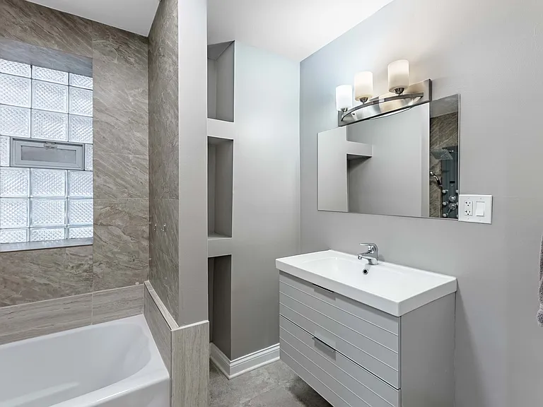 555 N Lawler Ave #G — Photo 12