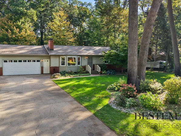 740 E Fennwood Cir, Muskegon, MI 49445