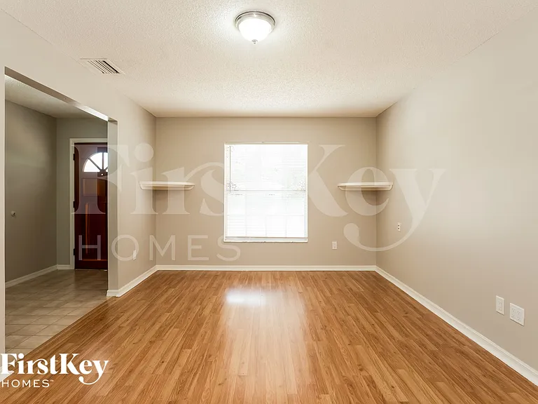 913 Sylvia Dr — Photo 4