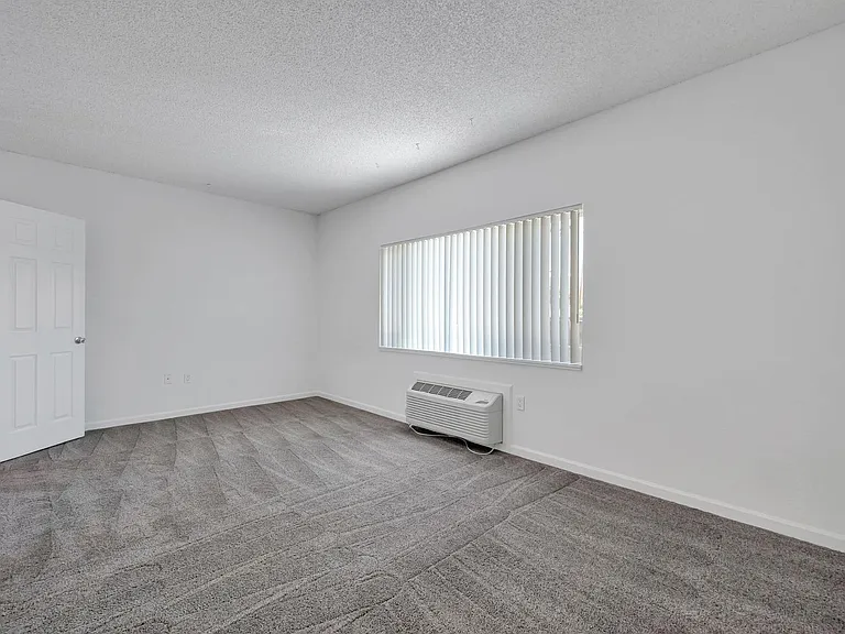 300 Holcomb — Photo 10