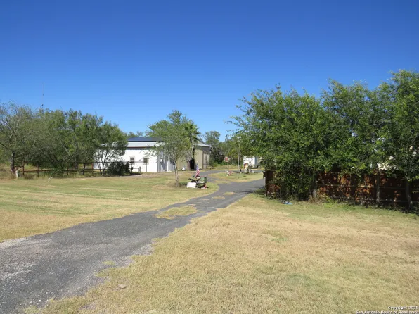 1884 US Highway 90, Uvalde, TX 78801