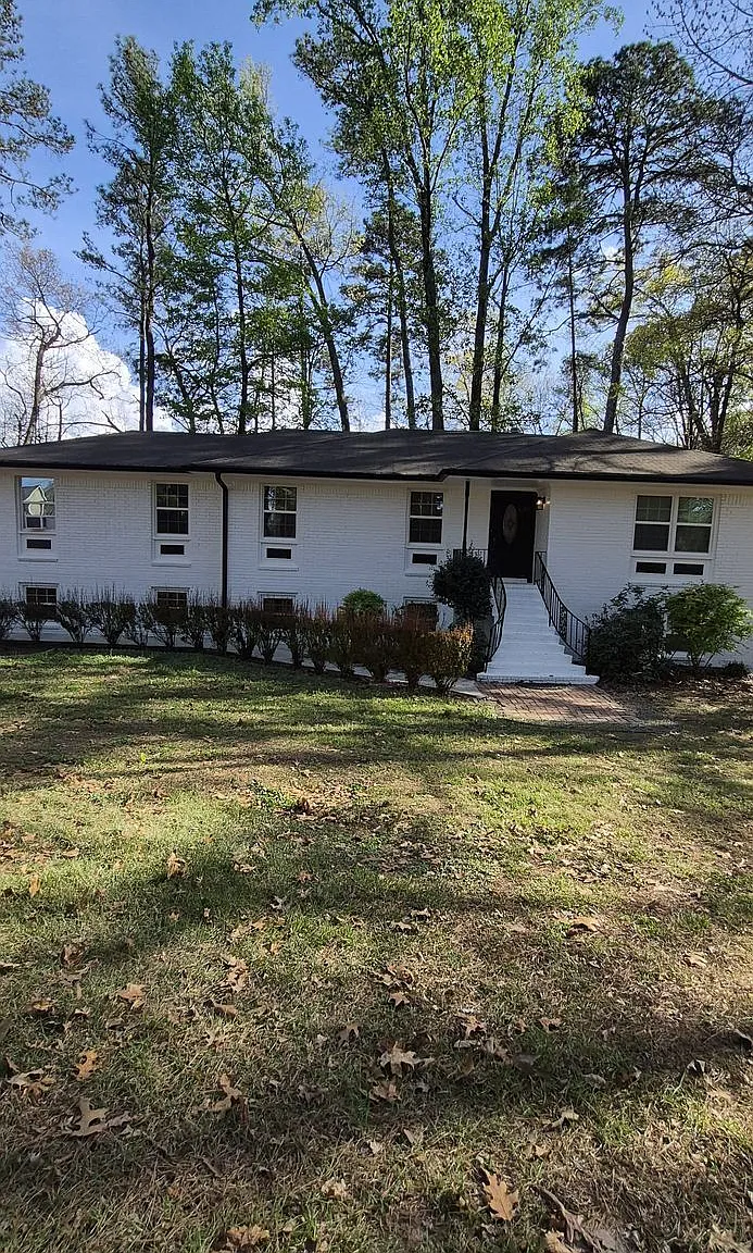 4 bed, 2.0 bath, 3293 sqft, $3,200 — Photo 2