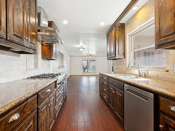 3rd image of 701 Brentwood Ln