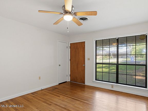 4th image of 815 Mamie Dr