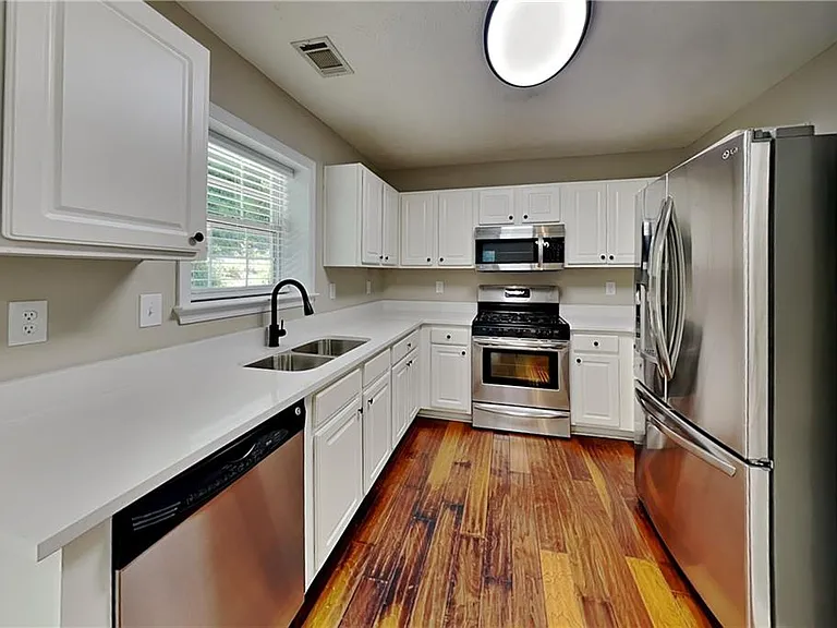 1045 Winthrope Chase Dr — Photo 4
