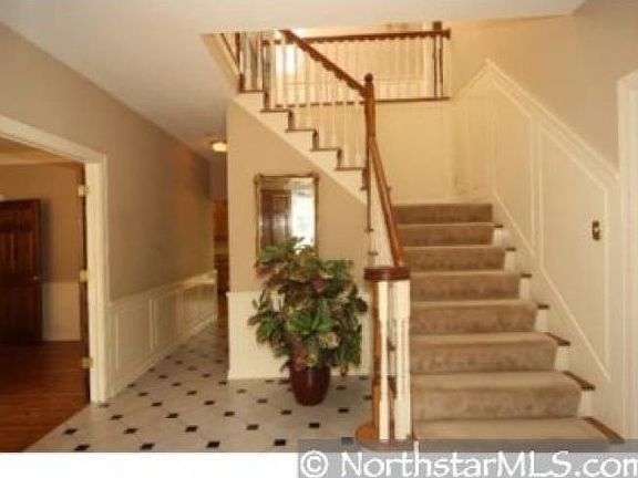 4th image of 716 Lake Point Dr