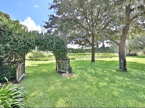 5th image of 616 Chestwood Chase Dr