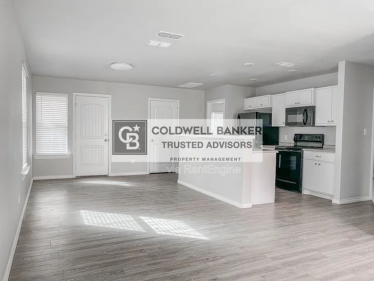 2406 Fir Ave — Photo 3
