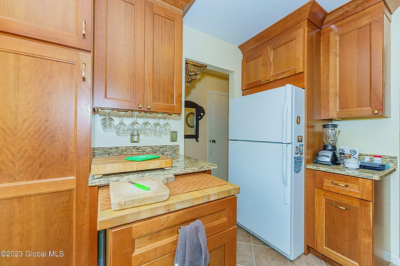4th image of 86 Crestwood Terrace