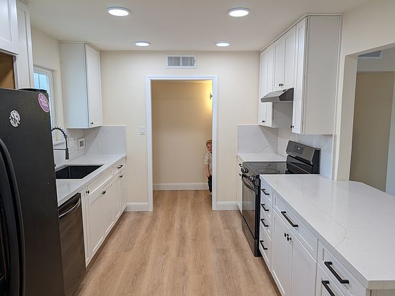 5th image of 627 W Scott Ave