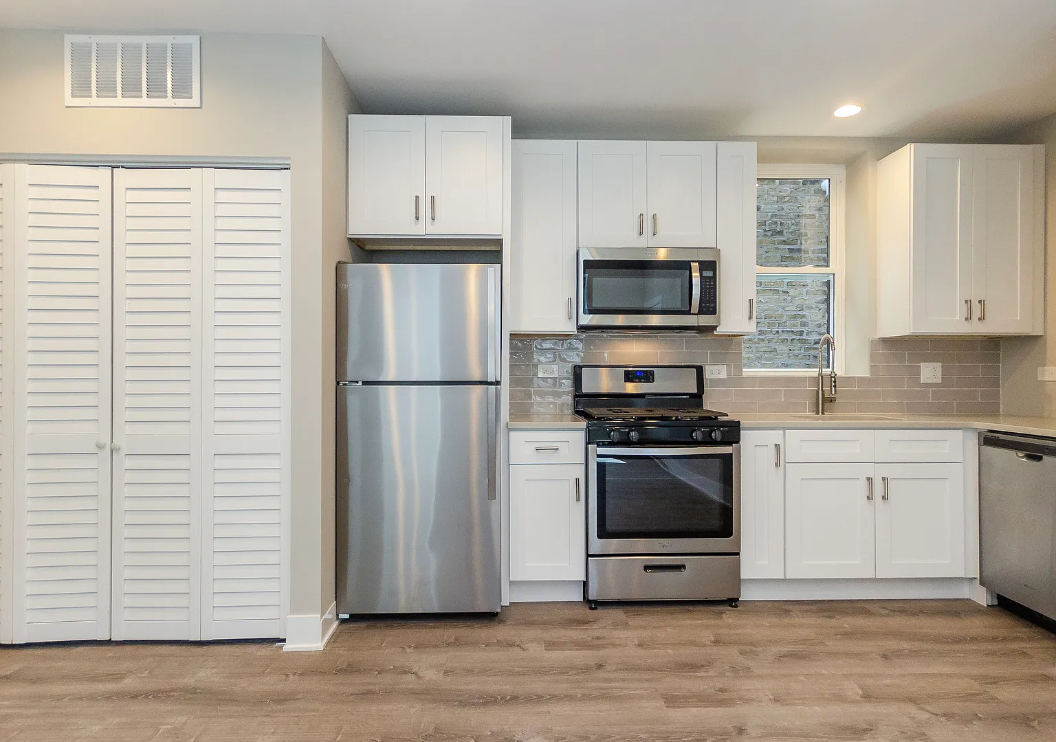 1 bed, 1.0 bath, $2,050 — Photo 2