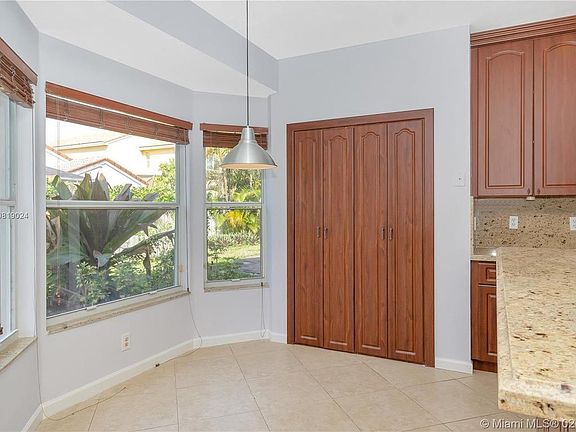 4th image of 350 SW 190th Ave