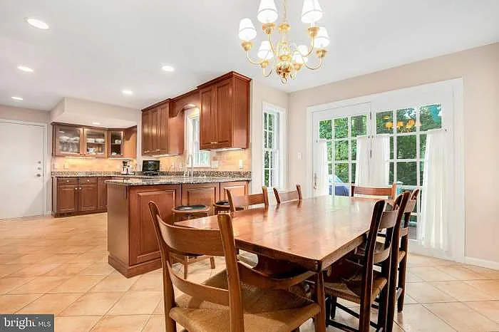 6 bed, 3100 sqft, $5,600 — Photo 2