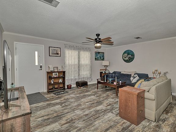 5th image of 24 Lois Ave
