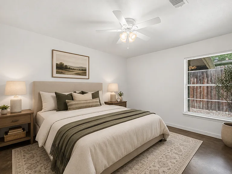 Spacious Master bedroom~